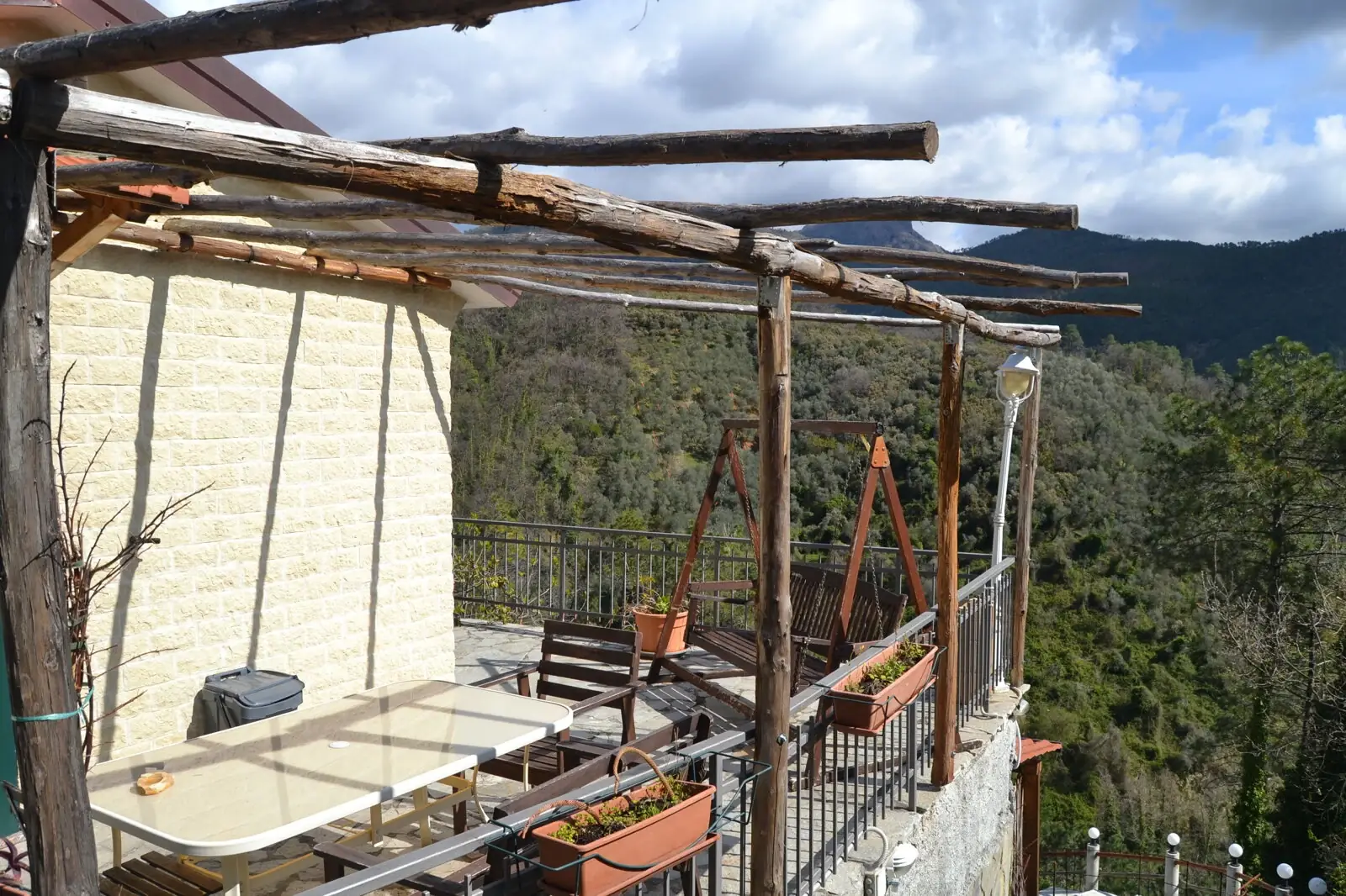 La terrazza della Casetta di Alice e le colline di Casarza Ligure